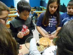 Παιδιά με την Καθηγήτριά τους λαμβάνουν μέρος στη Δραστηριότητα Cooking in English που οργάνωσε το Κέντρο Ξένων Γλωσσών στον Πειραιά - Ισιδώρα Μιαούλη
